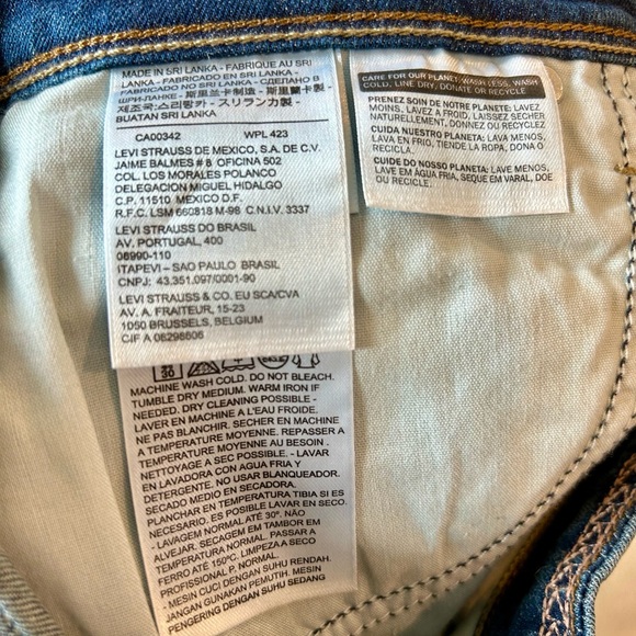 Levi's NWT Women's Blue Denim Shorts Mid Thigh Size 8 - Picture 8 of 8